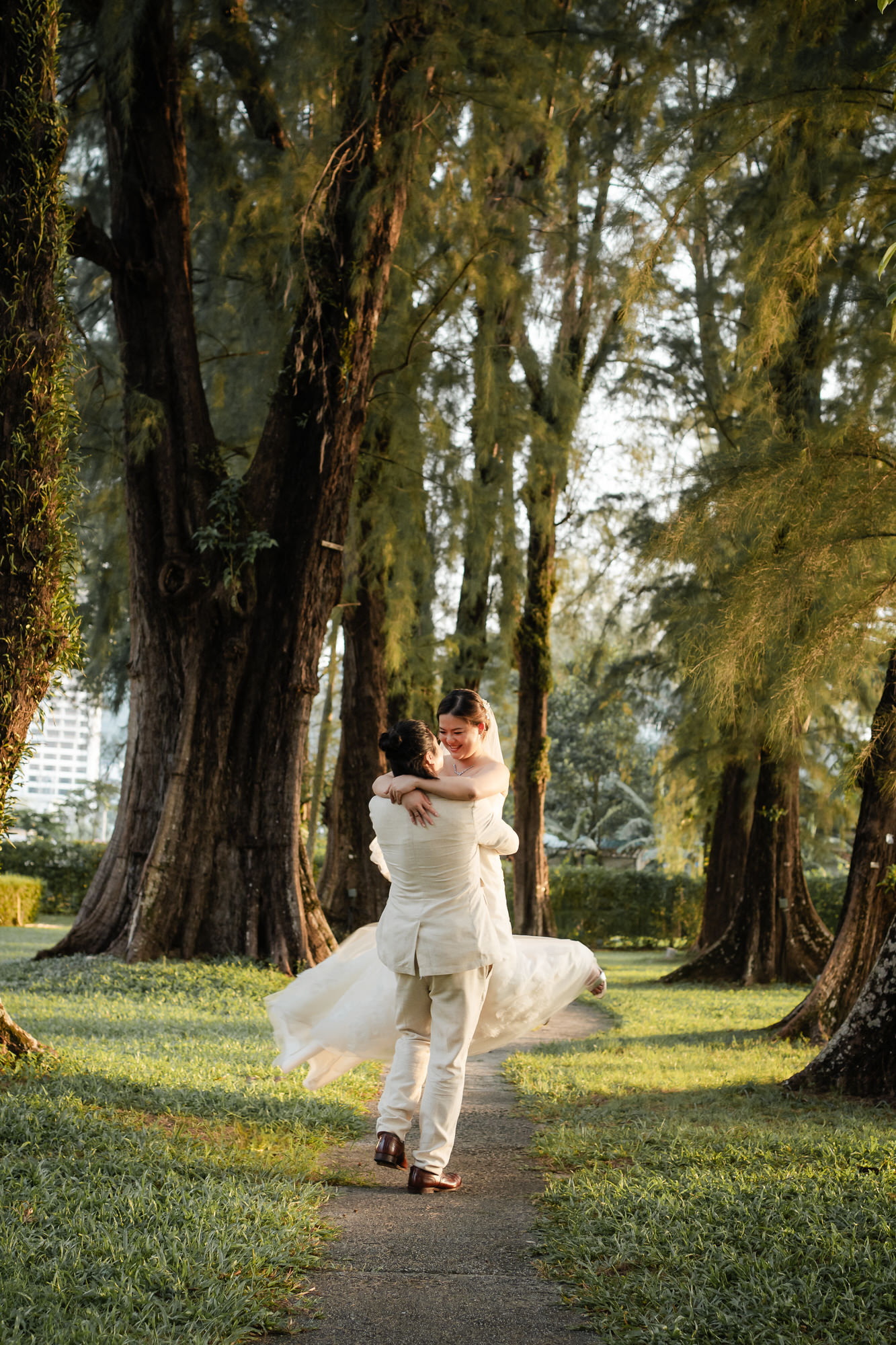 Candid Chinese wedding moment by the poolside with ocean backdrop at Lone Pine Hotel, Batu Ferringhi Penang &mdash; wedding banq...